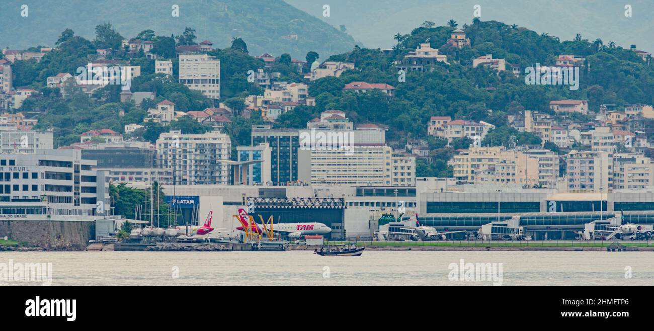 Rio de Janeiro, Brasile - CIRCA 2020: Avião comercial brasileiro taxiando na pista do aeroporto nacional Santos Dumont Foto Stock