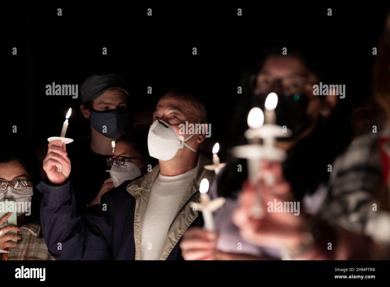 Austin, Texas, 9th Feb, 2022. I goers Rally illuminano le candele in ricordo delle centinaia di texani che sono morti durante la tempesta invernale dello scorso anno come candidato democratico per il governatore del Texas Beto o'Rourke (non mostrato) campagne Mercoledì notte ad Austin. Il tour del Texas "Keeping the Lights on" di o'Rourke mette in evidenza ciò che dice sono i fallimenti del repubblicano Gov. Greg Abbott dopo la tempesta invernale dello scorso anno. ©Bob Daemmrich Foto Stock