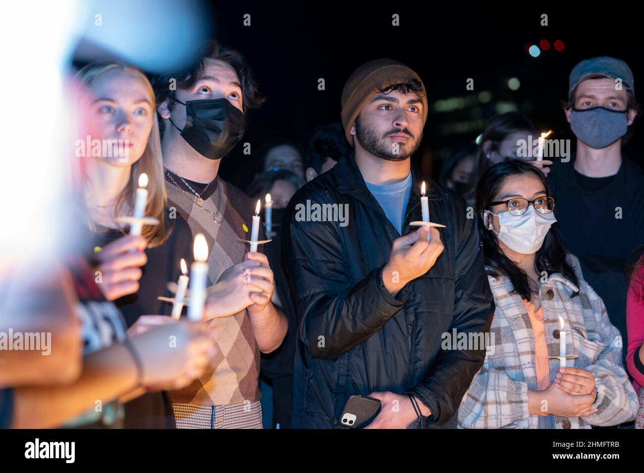 Austin, Texas, 9th Feb, 2022. I goers Rally illuminano le candele in ricordo delle centinaia di texani che sono morti durante la tempesta invernale dello scorso anno come candidato democratico per il governatore del Texas Beto o'Rourke (non mostrato) campagne Mercoledì notte ad Austin. Il tour del Texas "Keeping the Lights on" di o'Rourke mette in evidenza ciò che dice sono i fallimenti del repubblicano Gov. Greg Abbott dopo la tempesta invernale dello scorso anno. ©Bob Daemmrich Foto Stock