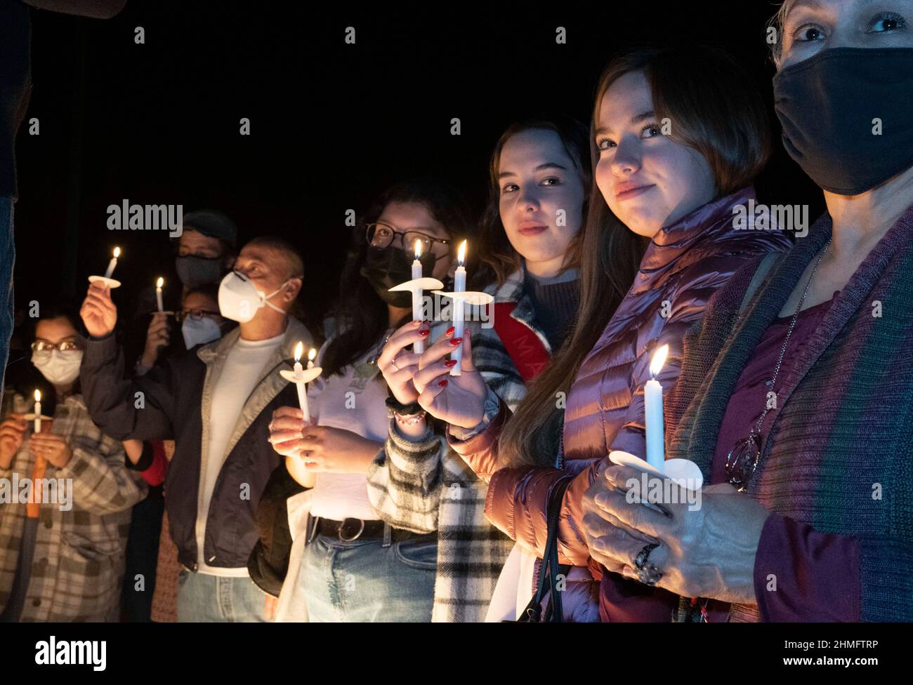 Austin, Texas, 9th Feb, 2022. I goers Rally illuminano le candele in ricordo delle centinaia di texani che sono morti durante la tempesta invernale dello scorso anno come candidato democratico per il governatore del Texas Beto o'Rourke (non mostrato) campagne Mercoledì notte ad Austin. Il tour del Texas "Keeping the Lights on" di o'Rourke mette in evidenza ciò che dice sono i fallimenti del repubblicano Gov. Greg Abbott dopo la tempesta invernale dello scorso anno. ©Bob Daemmrich Foto Stock