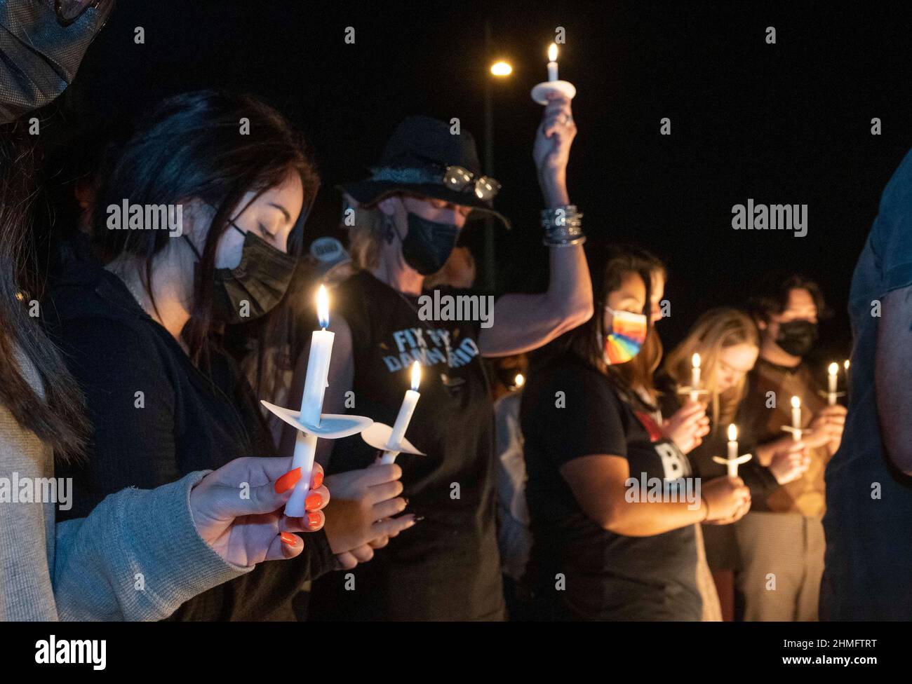 Austin, Texas, 9th Feb, 2022. I goers Rally illuminano le candele in ricordo delle centinaia di texani che sono morti durante la tempesta invernale dello scorso anno come candidato democratico per il governatore del Texas Beto o'Rourke (non mostrato) campagne Mercoledì notte ad Austin. Il tour del Texas "Keeping the Lights on" di o'Rourke mette in evidenza ciò che dice sono i fallimenti del repubblicano Gov. Greg Abbott dopo la tempesta invernale dello scorso anno. ©Bob Daemmrich Foto Stock