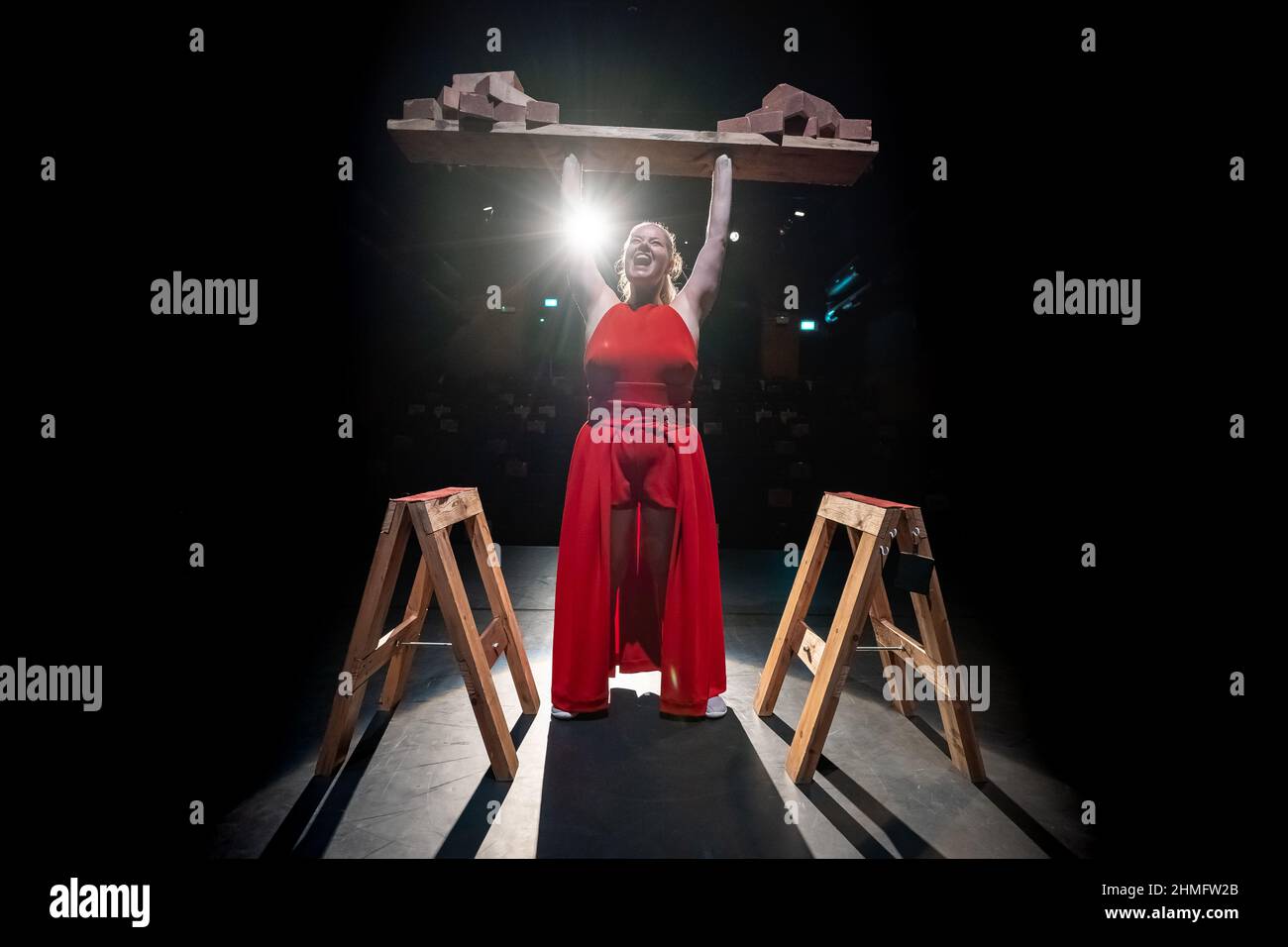 Charmaine Childs aka ‘Strong Lady’ dimostra le sue potenti abilità di sollevamento prima del suo show ‘Power’ a Londra, Regno Unito Foto Stock