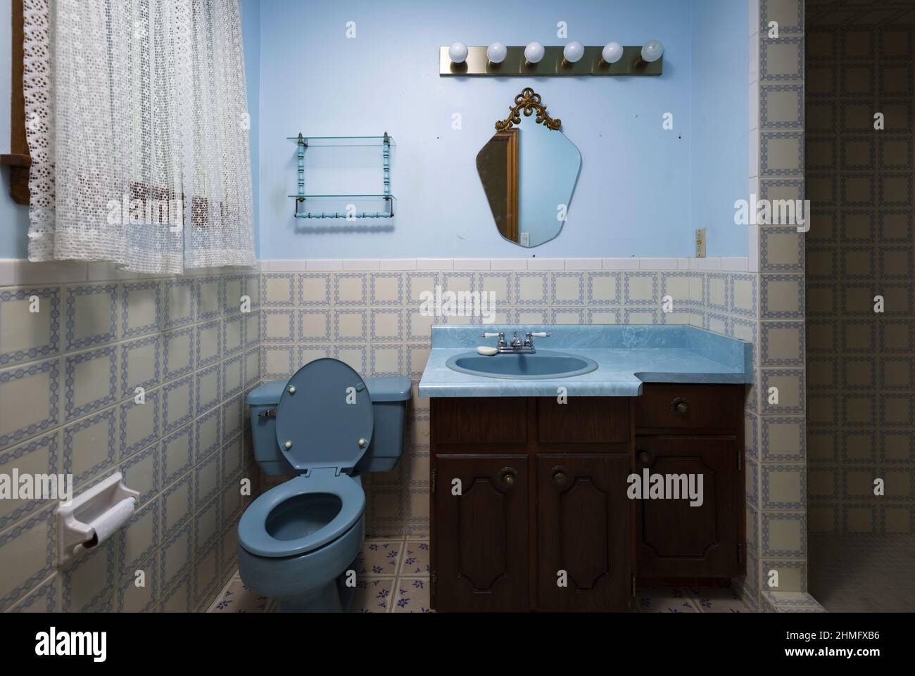 Un bagno di 1950s con un tema blu. Foto Stock Un bagno di 1950s con un tema blu. Foto Stock
