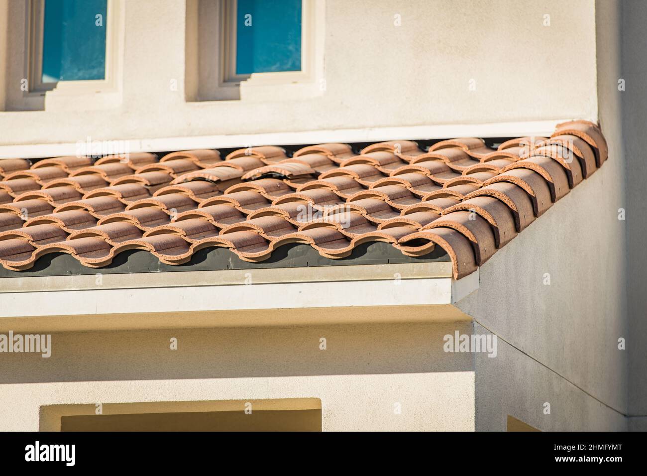 Tema dell'industria delle costruzioni. Piastrelle del tetto della casa di recente sviluppo primo piano Foto Stock