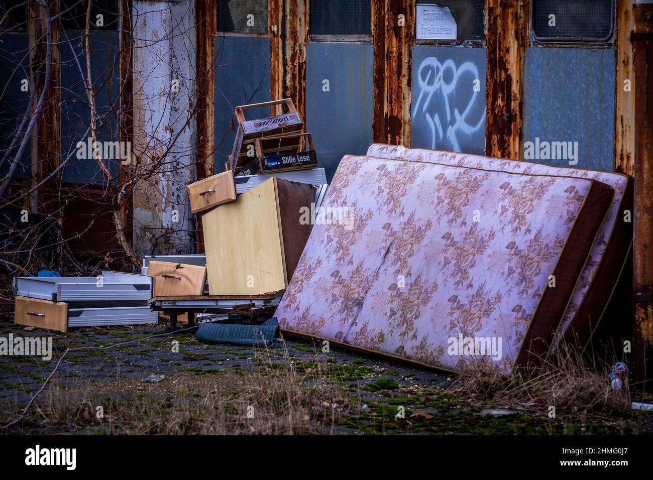 Schwerin, Germania. 09th Feb 2022. Vecchi mobili e materassi rotti si trovano di fronte ad un garage vuoto in una zona industriale vacante. Credit: Jens Büttner/dpa-Zentralbild/ZB/dpa/Alamy Live News Foto Stock