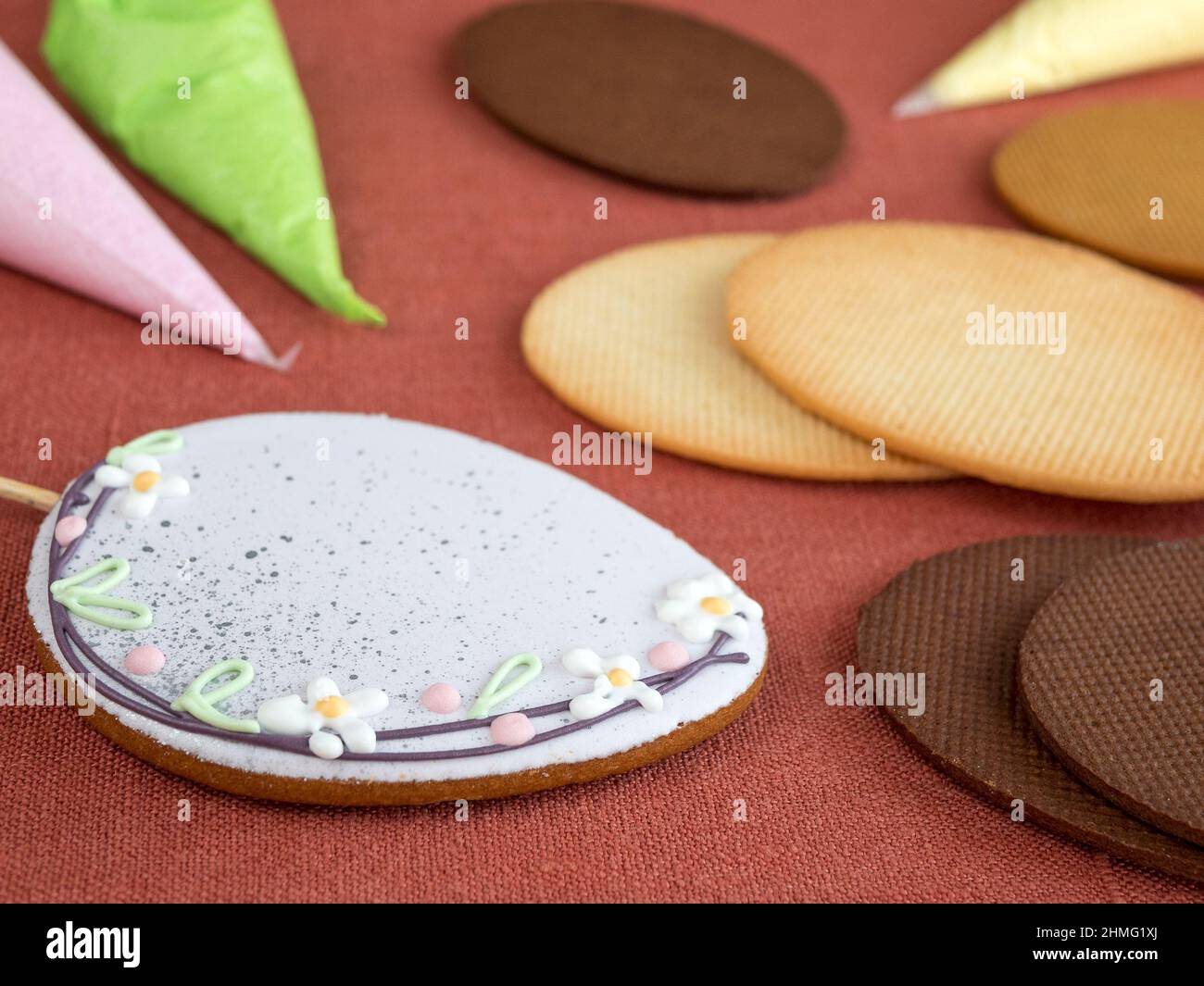 Biscotti di Pasqua con zucchero all'uovo. Biscotti decorati. Decoro di pan di zenzero con glassa di zucchero colorata Foto Stock