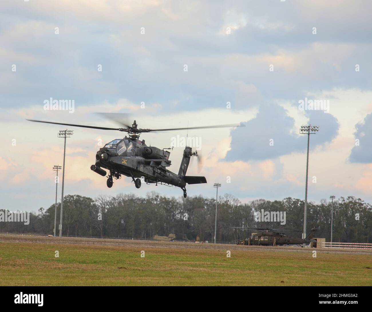 Soldati dell'esercito degli Stati Uniti assegnati alla brigata dell'aviazione di combattimento 10th, una parte del Six Shooter della Task Force, conducono le operazioni di aeronautica all'aeroporto internazionale di Alessandria 9 gennaio 2022. I soldati Falcon sono in Louisiana e partecipano al JRTC. (STATI UNITI Foto dell'esercito di Sgt. Michael Wilson) Foto Stock