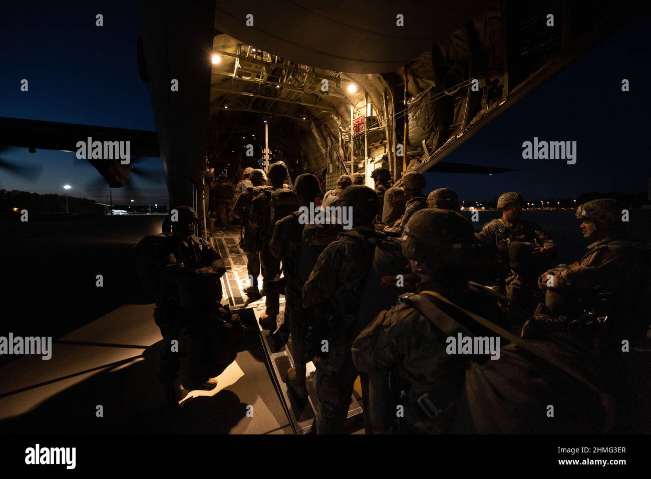 I paracadutisti di diverse unità eseguono operazioni in aereo. Dicembre 14-15 2021, Fort Bragg, Carolina del Nord. (Army National Guard Pictures by PFC. David Connors) Foto Stock