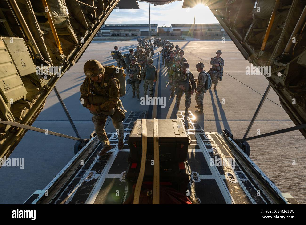I paracadutisti di diverse unità eseguono operazioni in aereo. Dicembre 14-15 2021, Fort Bragg, Carolina del Nord. (Army National Guard Pictures by PFC. David Connors) Foto Stock