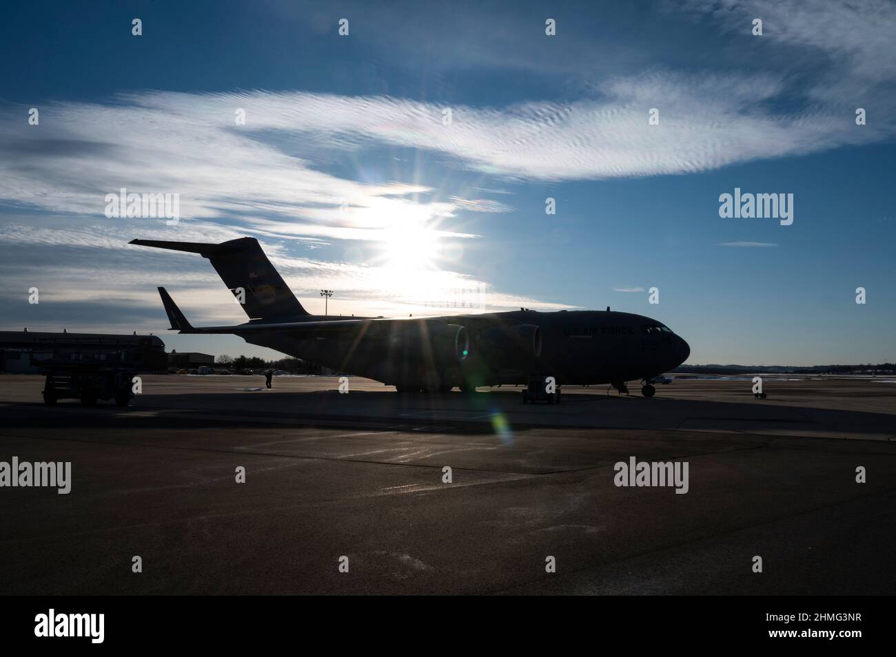 Un Airman assegnato al 911th Aircraft Maintenance Squadron effettua un'ispezione pre-volo su un C-17 Globemaster III alla stazione di riserva aerea dell'aeroporto internazionale di Pittsburgh, Pennsylvania, 9 febbraio 2022. Il C-17 è vitale per la missione dell'Aeronautica militare grazie alla sua capacità di consegnare rapidamente le truppe e tutti i tipi di carico alle basi operative principali o direttamente alle basi anteriori nell'area di spiegamento. (STATI UNITI Air Force foto di Joshua J. Seybert) Foto Stock