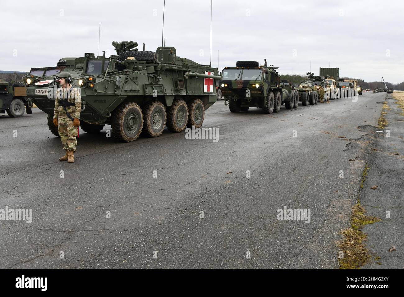 Diversi veicoli tattici assegnati al 2nd Squadron, 2nd Cavalry Regiment attendono di essere caricati su camion presso il Rose Barracks Air Field del 7th Army Training Command, Vilseck, Germania, 9 febbraio 2022. Nei prossimi giorni lo Squadrone si schiererà in Romania per aumentare gli oltre 900 membri del servizio statunitense già in Romania. Questa mossa è volta a rispondere all’attuale contesto di sicurezza e a rafforzare la posizione deterrente e difensiva sul fianco orientale della NATO. (STATI UNITI Esercito foto di Gertrud Zach) Foto Stock