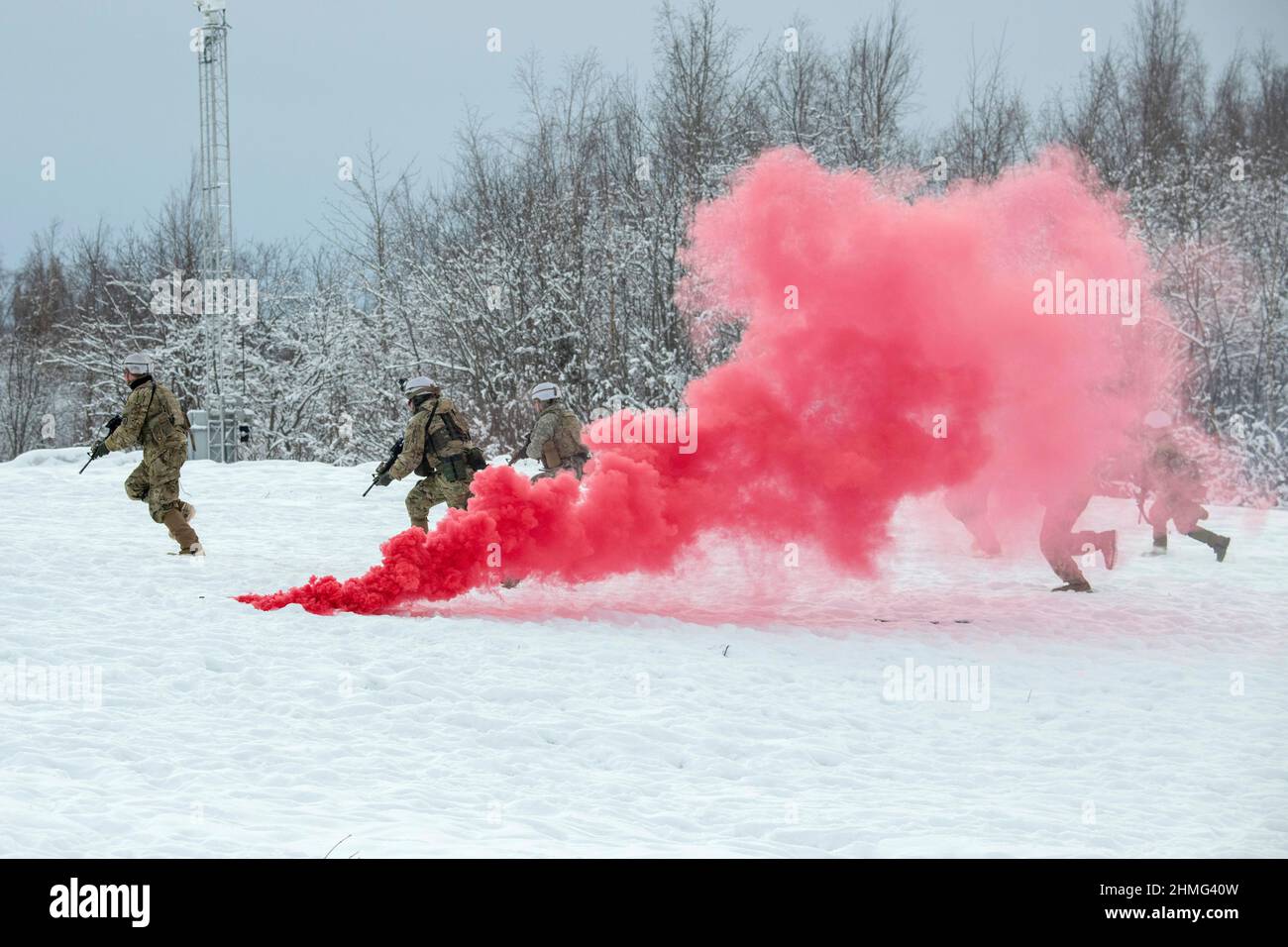 2 febbraio 2022 - Joint base Elmendorf-Richardson, Alaska, USA - paracadutisti dell'esercito degli Stati Uniti assegnati ad Una truppa, 1st Squadron (Airborne), 40th Cavalry Regiment, 4th Fanteria Brigade Combat Team (Airborne), 25th Infantry Division, U.S. Army Alaska, Assalto una posizione nemica simulata sul corso di addestramento collettivo di fanteria leggera alla base congiunta Elmendorf-Richardson, Alaska, 2 febbraio 2022. Gli scout di cavalleria hanno condotto un addestramento di manovra di fuoco dal vivo che si è concentrato sull'eliminazione delle posizioni nemiche simulate attraverso il movimento della squadra di fuoco. USARAK si allena tutto l'anno per aumentare il sostegno letale al combattimento in un envir artico Foto Stock