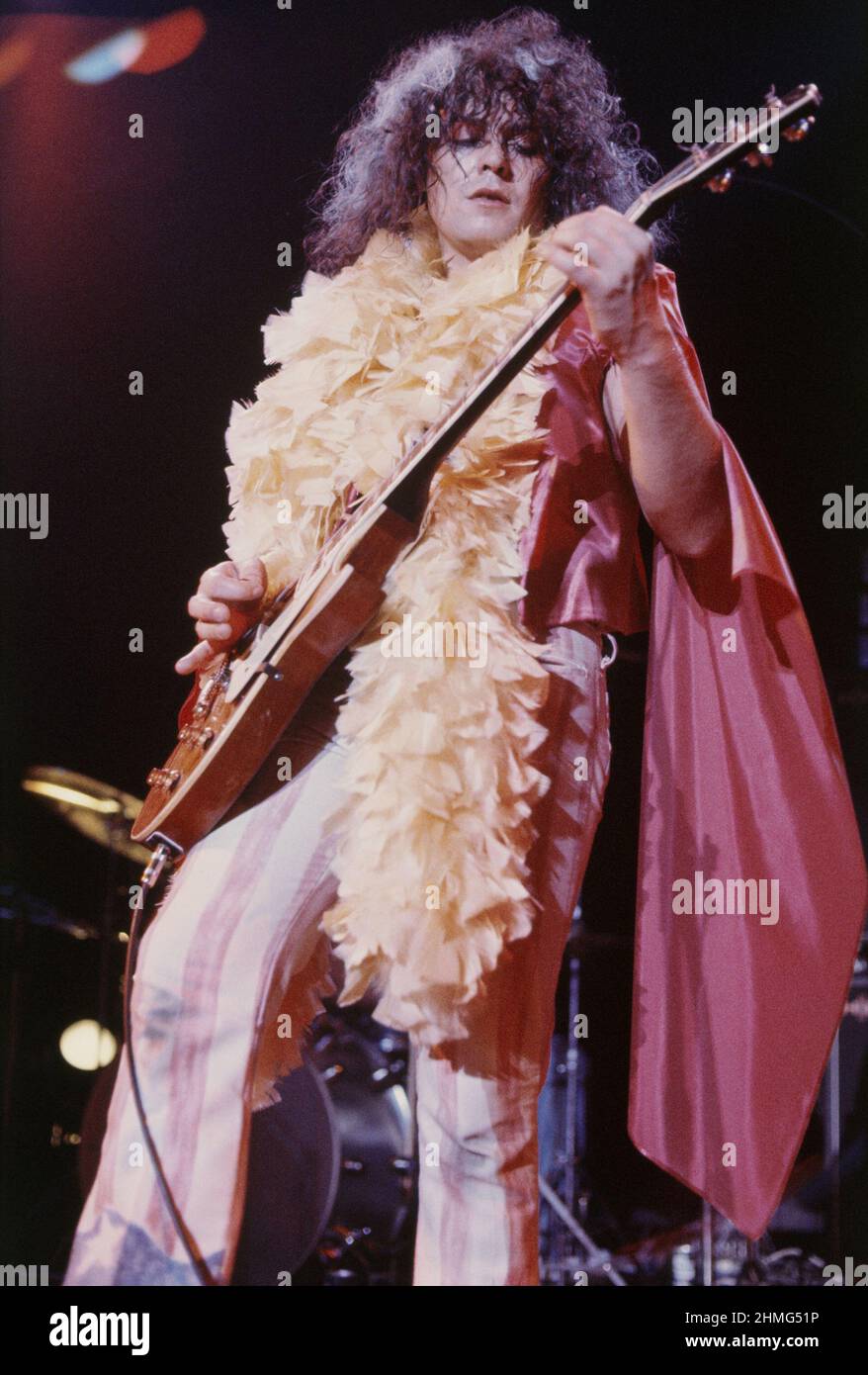 SANTA MONICA, CA - AGOSTO 11: Musicista, cantante, cantautore, produttore discografico, poeta e pioniere del glam rock Marc Bolan (1947-1977) suona con la sua band T. Rex al Santa Monica Civic Auditorium di Santa Monica, CA il 11 agosto 1973. Credit: Jeffrey Mayer /Rock negatives/MediaPunch Foto Stock