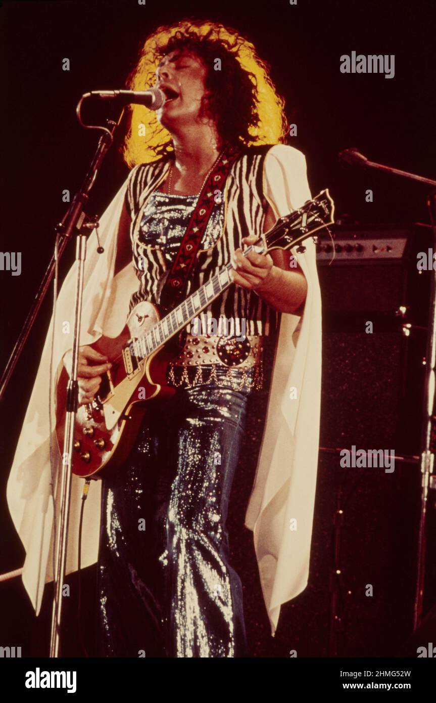 SANTA MONICA, CA - AGOSTO 11: Musicista, cantante, cantautore, produttore discografico, poeta e pioniere del glam rock Marc Bolan (1947-1977) suona con la sua band T. Rex al Santa Monica Civic Auditorium di Santa Monica, CA il 11 agosto 1973. Credit: Jeffrey Mayer /Rock negatives/MediaPunch Foto Stock
