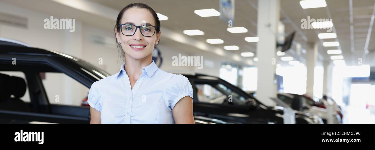 Ritratto di donna sorridente in occhiali di responsabile vendite auto Foto Stock