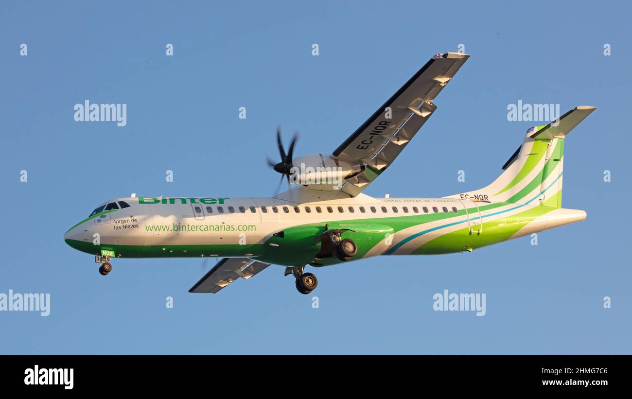 Lanzarote, Spagna - Januari 4, 2022: ATR 72 di Binter con registrazione EC-NQR atterraggio all'Aeroporto di Lanzarote Foto Stock