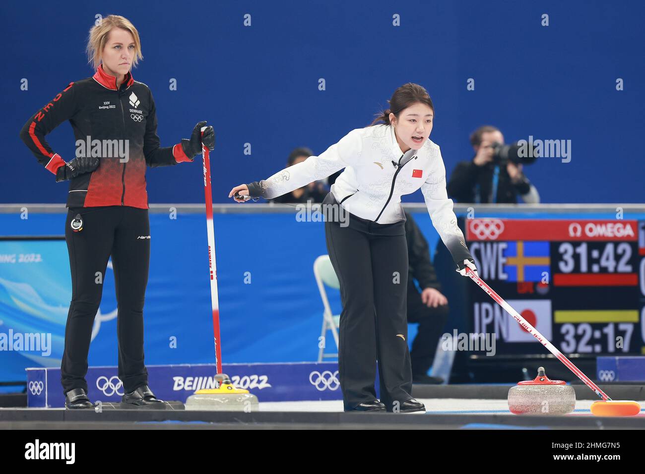 Pechino, Cina. 10th Feb 2022. Han Yu (R) della Cina compete durante la  sessione di Robin del ciclo delle Donne curling 1 delle Olimpiadi invernali  di Pechino 2022 tra Cina e Danimarca