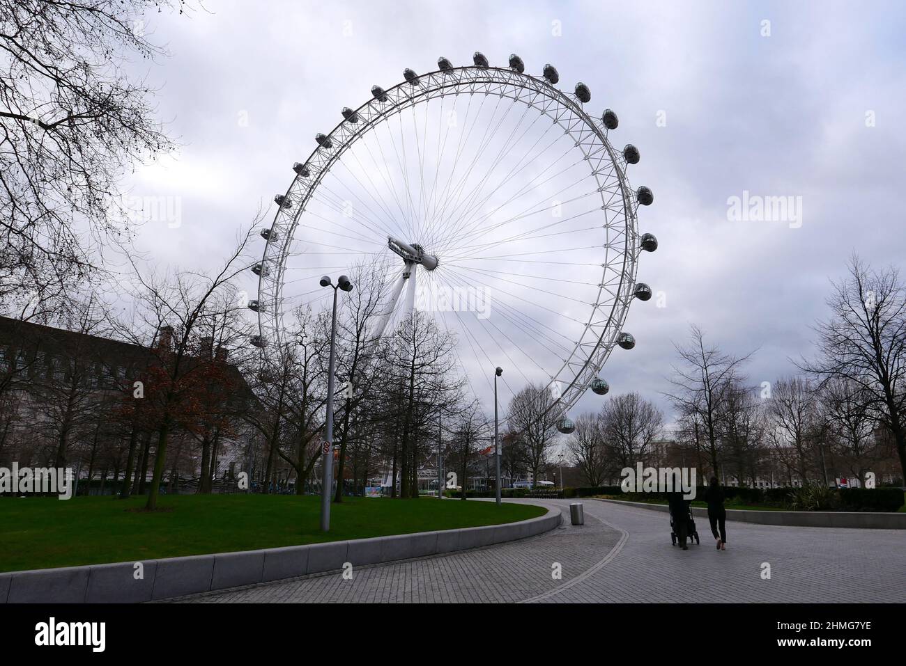 Il London Eye, o Millennium Wheel, è una ruota panoramica a sbalzo sulla South Bank del Tamigi a Londra. È la ruota di osservazione a sbalzo più alta d'Europa, ed è l'attrazione turistica più popolare nel Regno Unito con oltre 3 milioni di visitatori all'anno ... Foto Stock