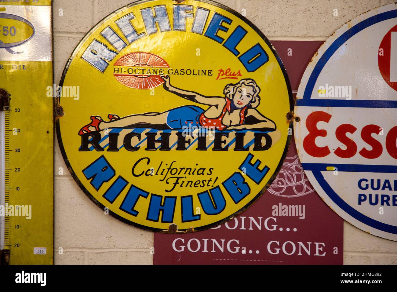 Vintage Metal Sign per Richfield Hi-Octane benzina, Richlube, California, USA - modello biondo donna Foto Stock