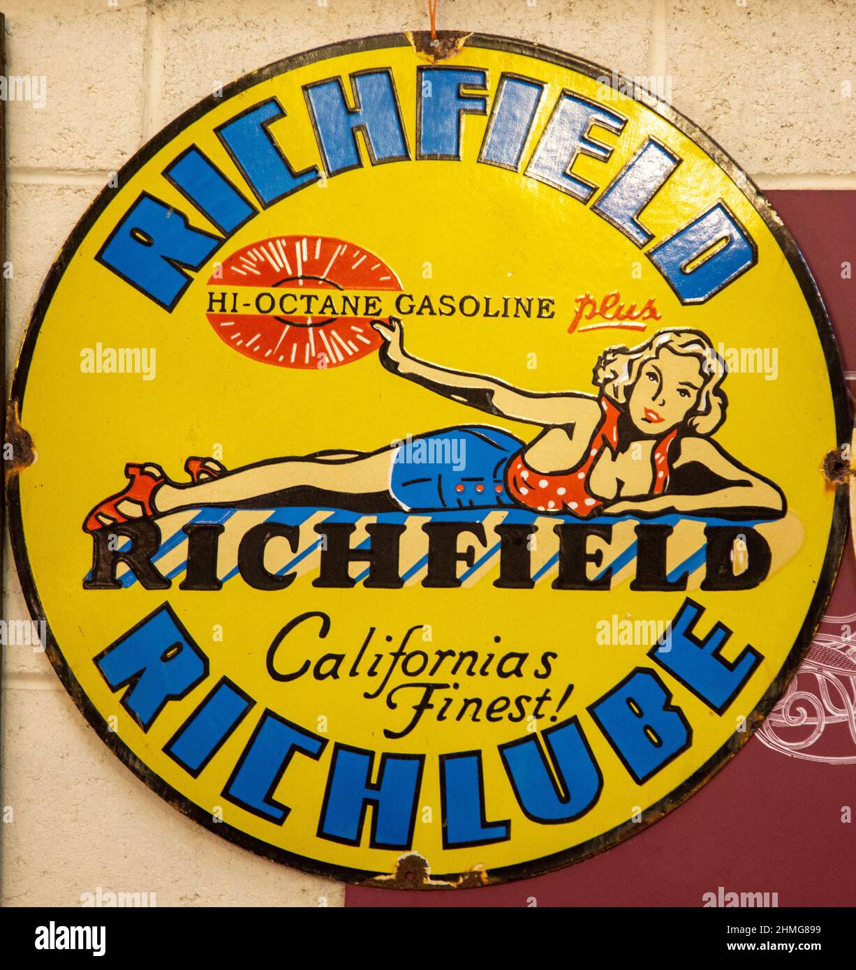 Vintage Metal Sign per Richfield Hi-Octane benzina, Richlube, California, USA - modello biondo donna Foto Stock