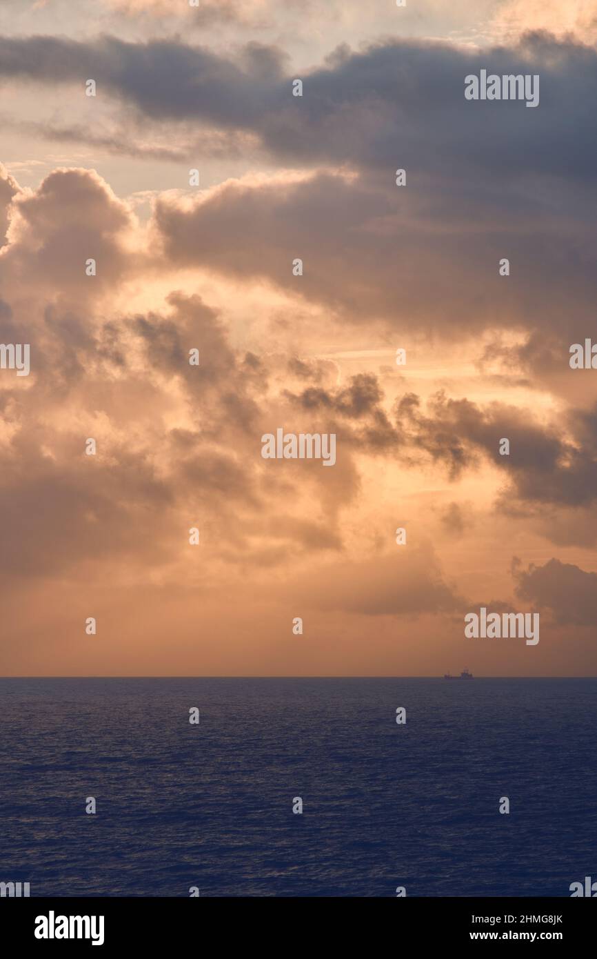 Nuvole e Alba sul mare settentrionale. Foto di alta qualità Foto Stock