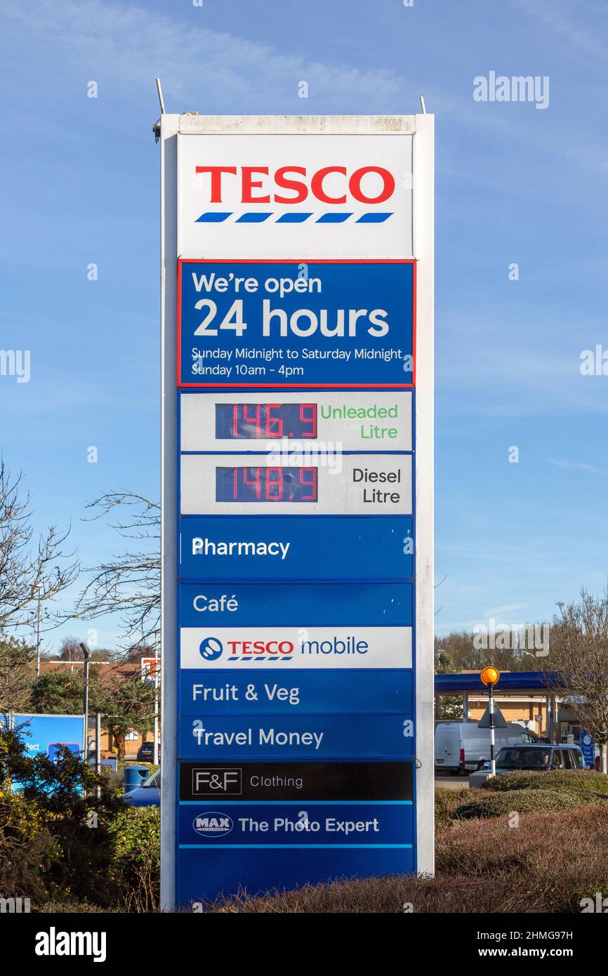 Firma per il negozio Tesco con prezzi di benzina e diesel, Martlesham, Suffolk, Inghilterra, Regno Unito Foto Stock