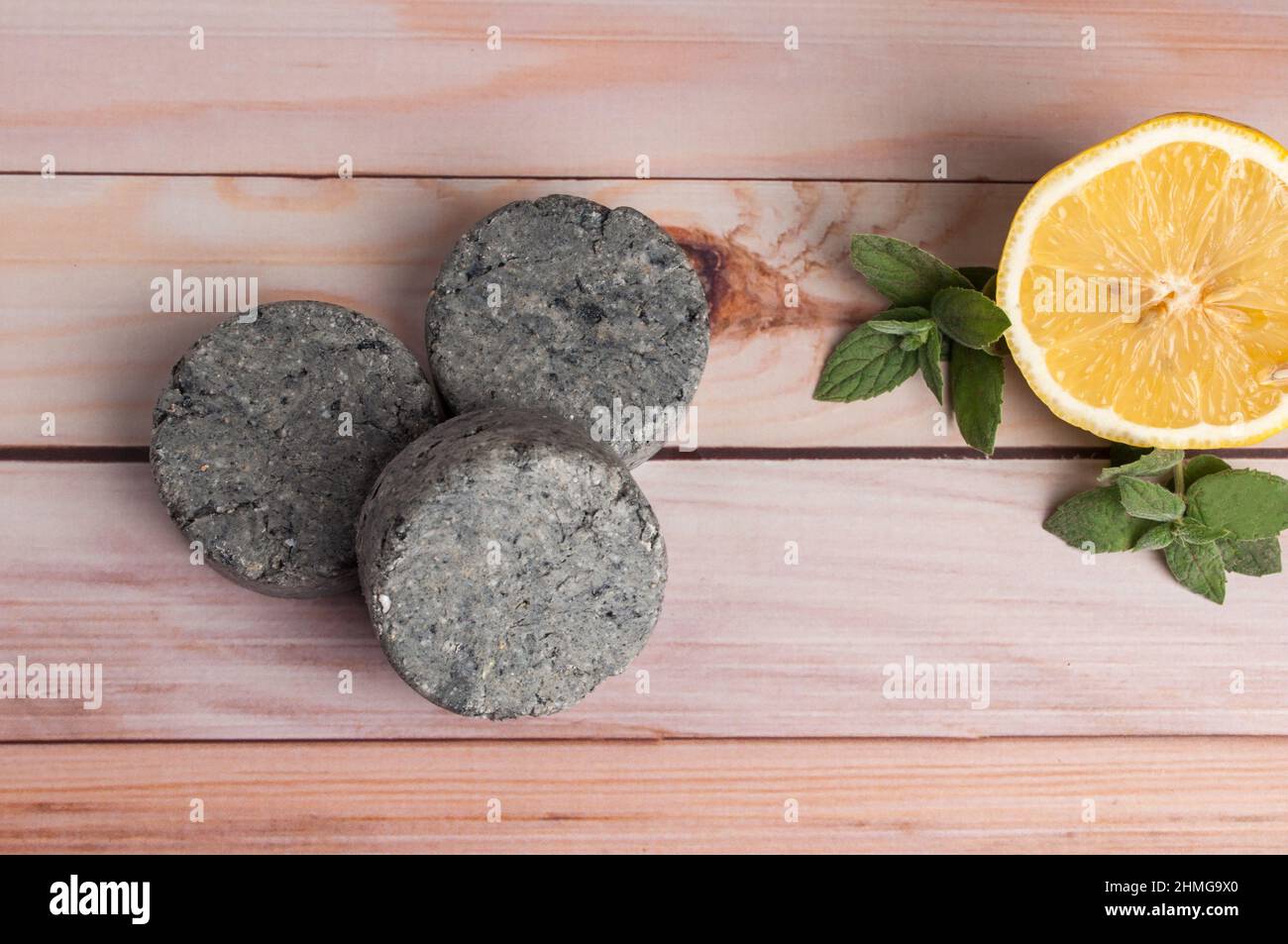 Shampoo solido naturale ecologico e balsamo per capelli su sfondo in legno. Foto Stock