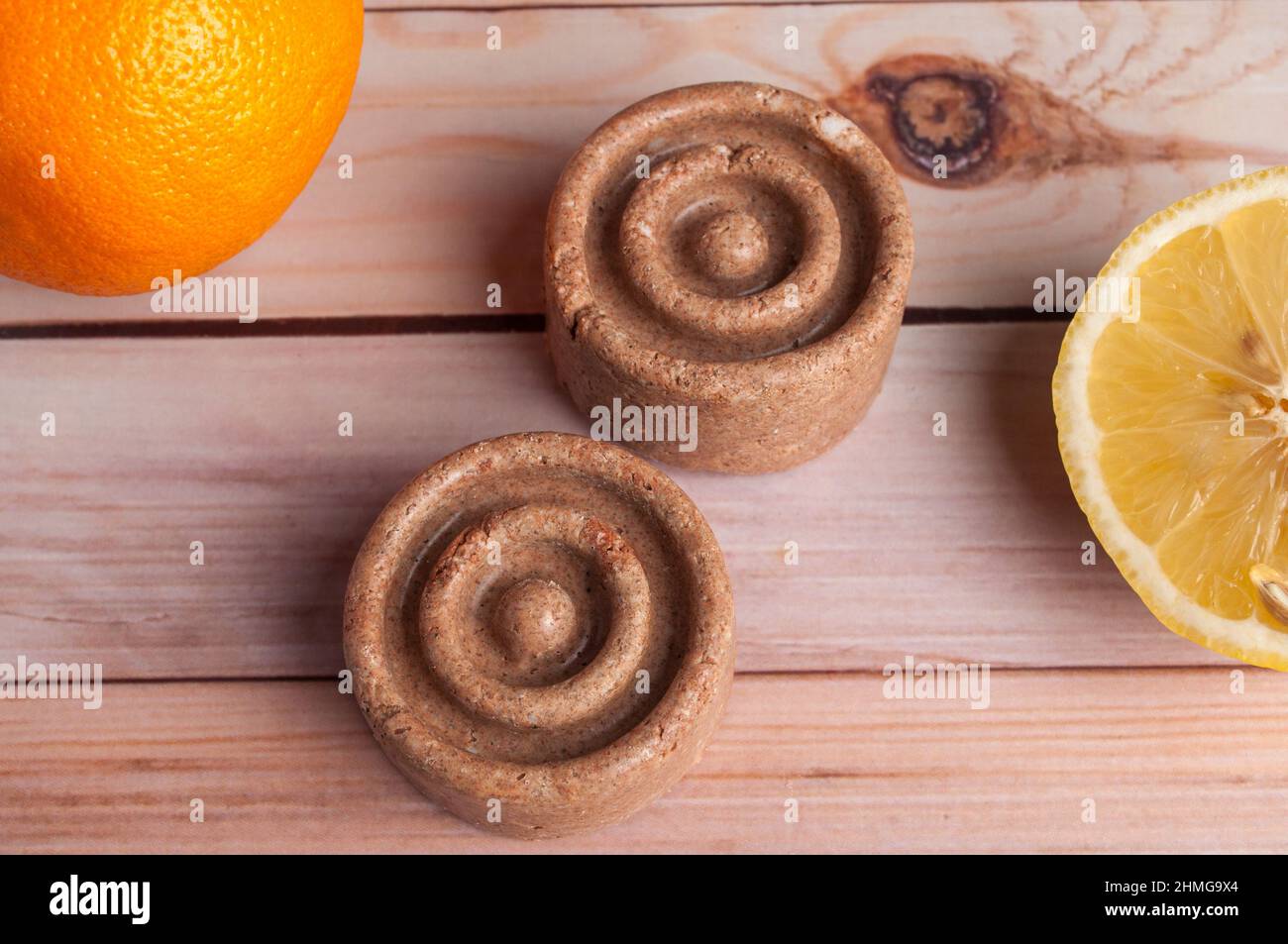 Shampoo solido naturale ecologico e balsamo per capelli su sfondo in legno. Foto Stock