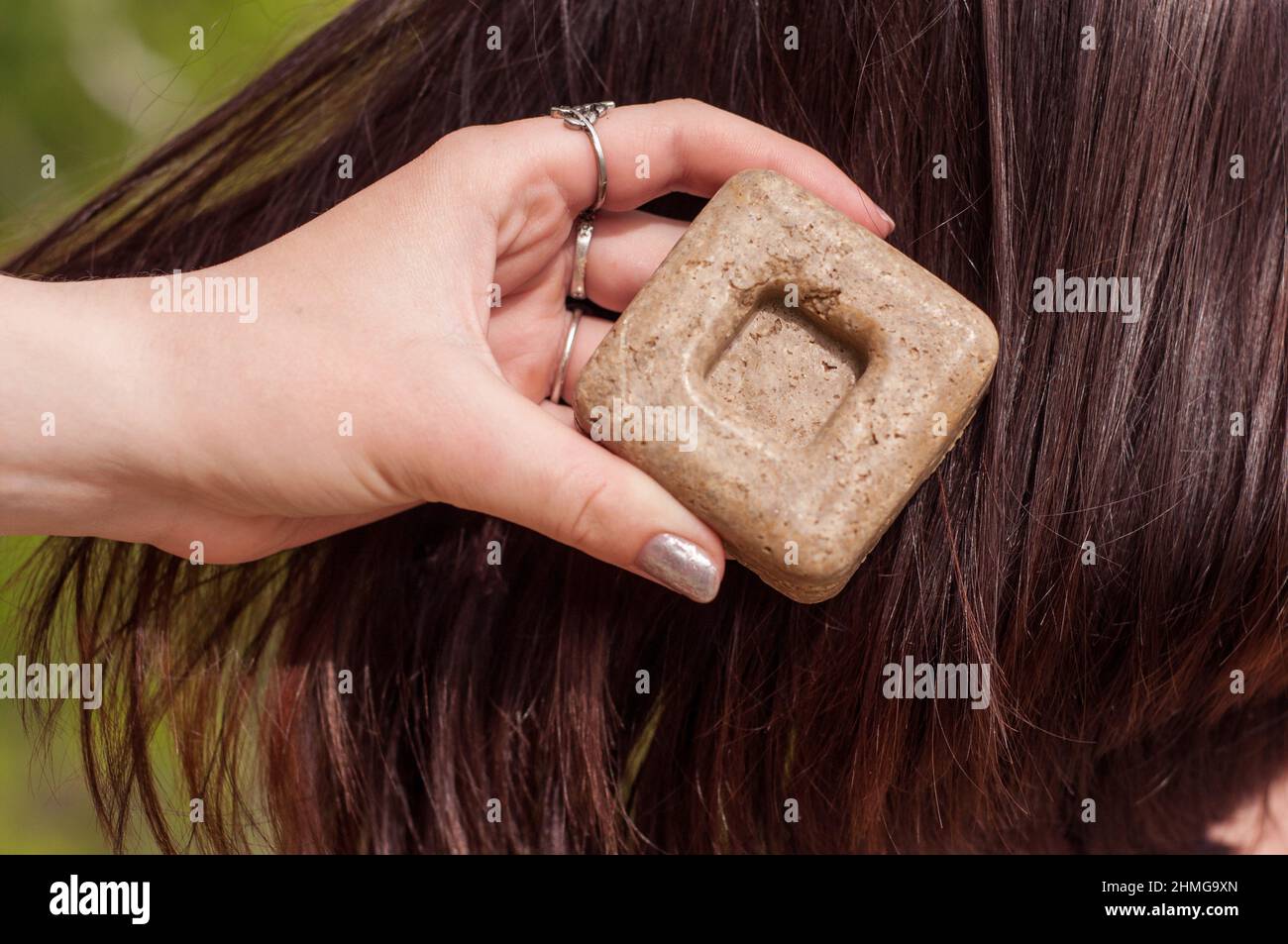 Shampoo solido naturale ecologico e balsamo per capelli su sfondo in legno Foto Stock