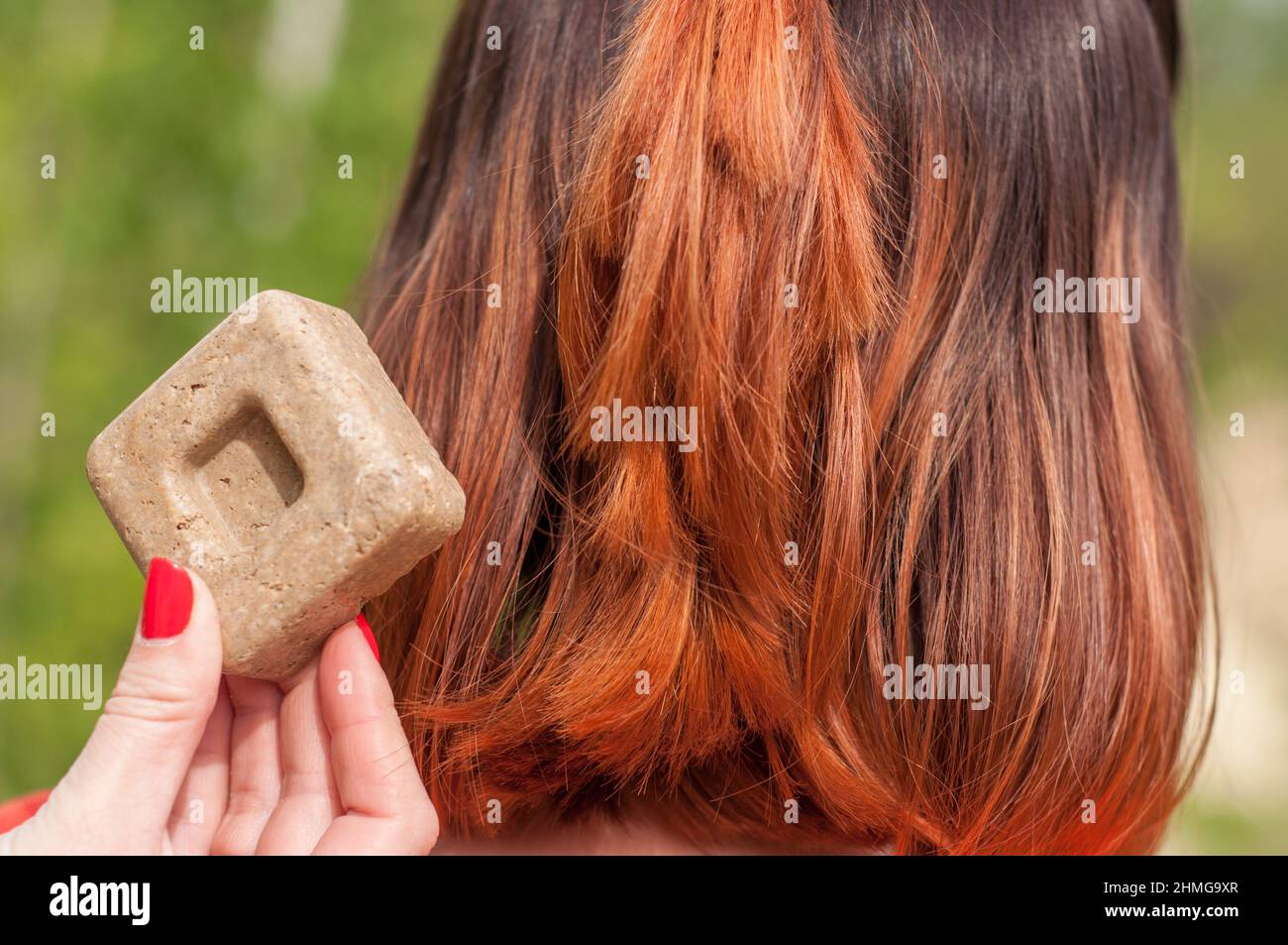Shampoo solido naturale ecologico e balsamo per capelli su sfondo in legno Foto Stock