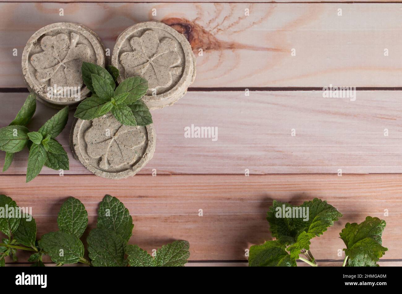 Shampoo solido naturale ecologico e balsamo per capelli su sfondo in legno. Foto Stock