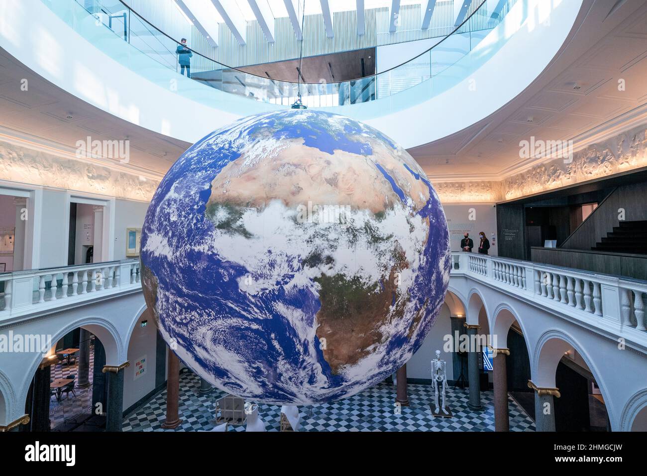 'Gaia' dell'artista Luke Jerram è un'immagine dettagliata della NASA di sette metri di diametro della superficie terrestre sospesa nella Sculpture Hall della Aberdeen Art Gallery come parte del Festival DEGLI SPETTRI. Data foto: Mercoledì 9 febbraio 2022. Foto Stock