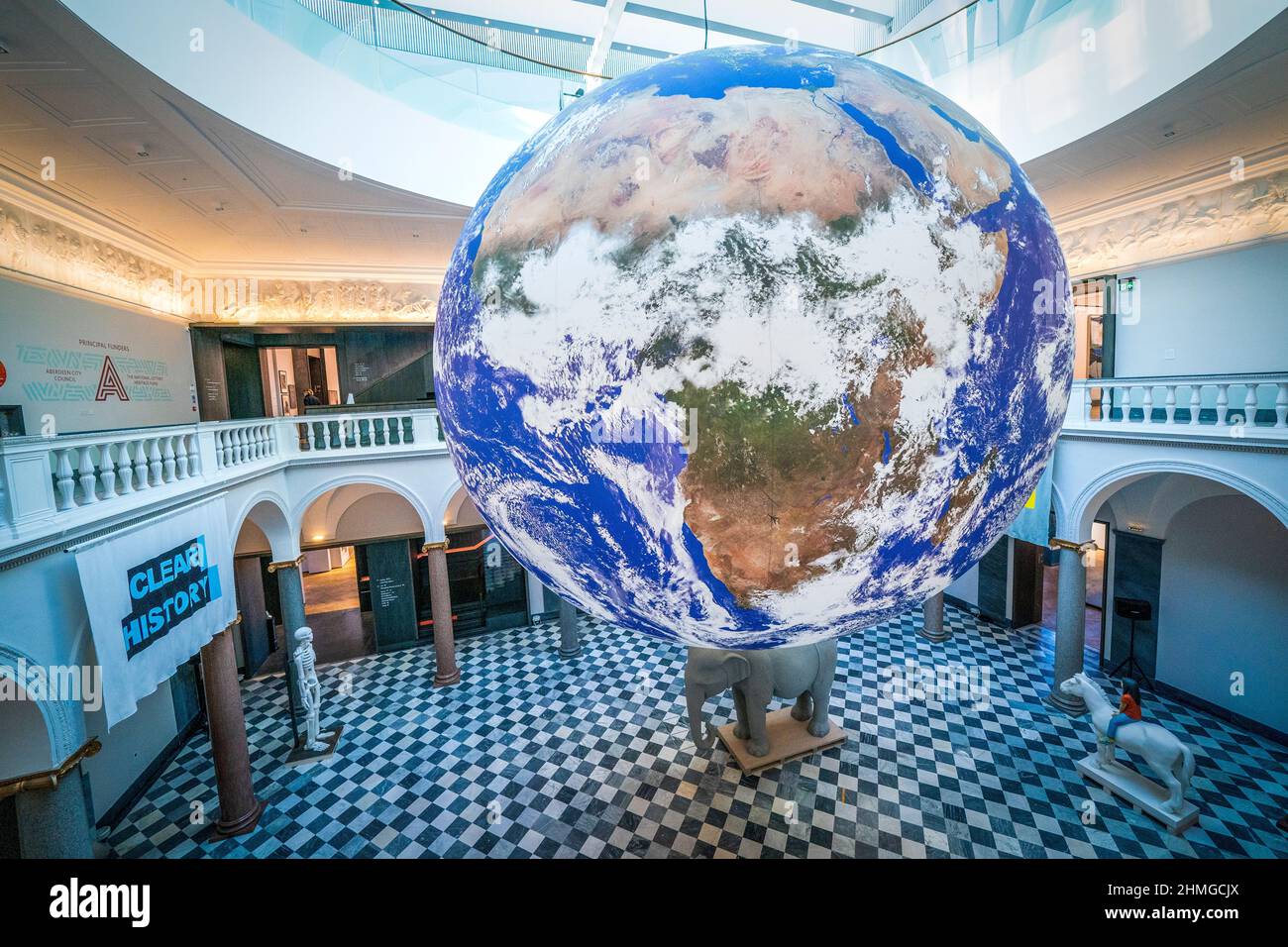 'Gaia' dell'artista Luke Jerram è un'immagine dettagliata della NASA di sette metri di diametro della superficie terrestre sospesa nella Sculpture Hall della Aberdeen Art Gallery come parte del Festival DEGLI SPETTRI. Data foto: Mercoledì 9 febbraio 2022. Foto Stock