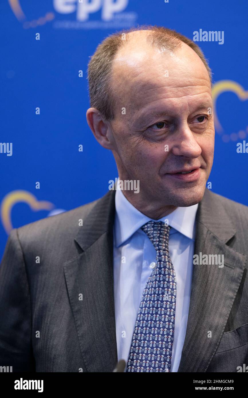 09 febbraio 2022, Belgio, Brüssel: Leader dell'Unione cristiana democratica (CDU) Friedrich Merz sta parlando ai media prima di un dibattito con i membri del gruppo PPE sulla situazione politica attuale in Germania, Europa e oltre. Foto: Thierry Monasse/dpa Foto Stock