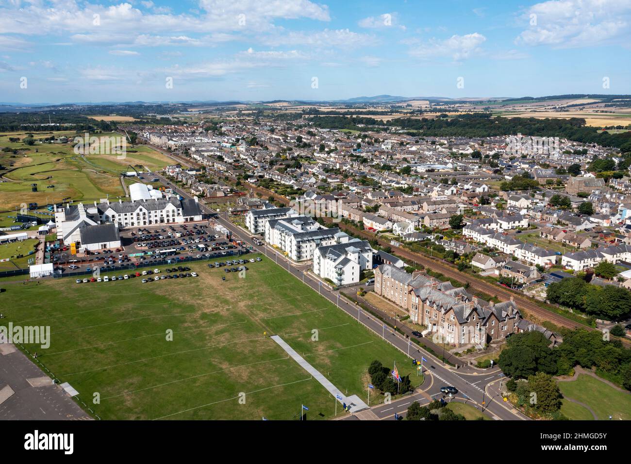 Vista aerea del Carnoustie Hotel e campo da golf da campionato, Carnoustie, Angus, Scozia. Foto Stock