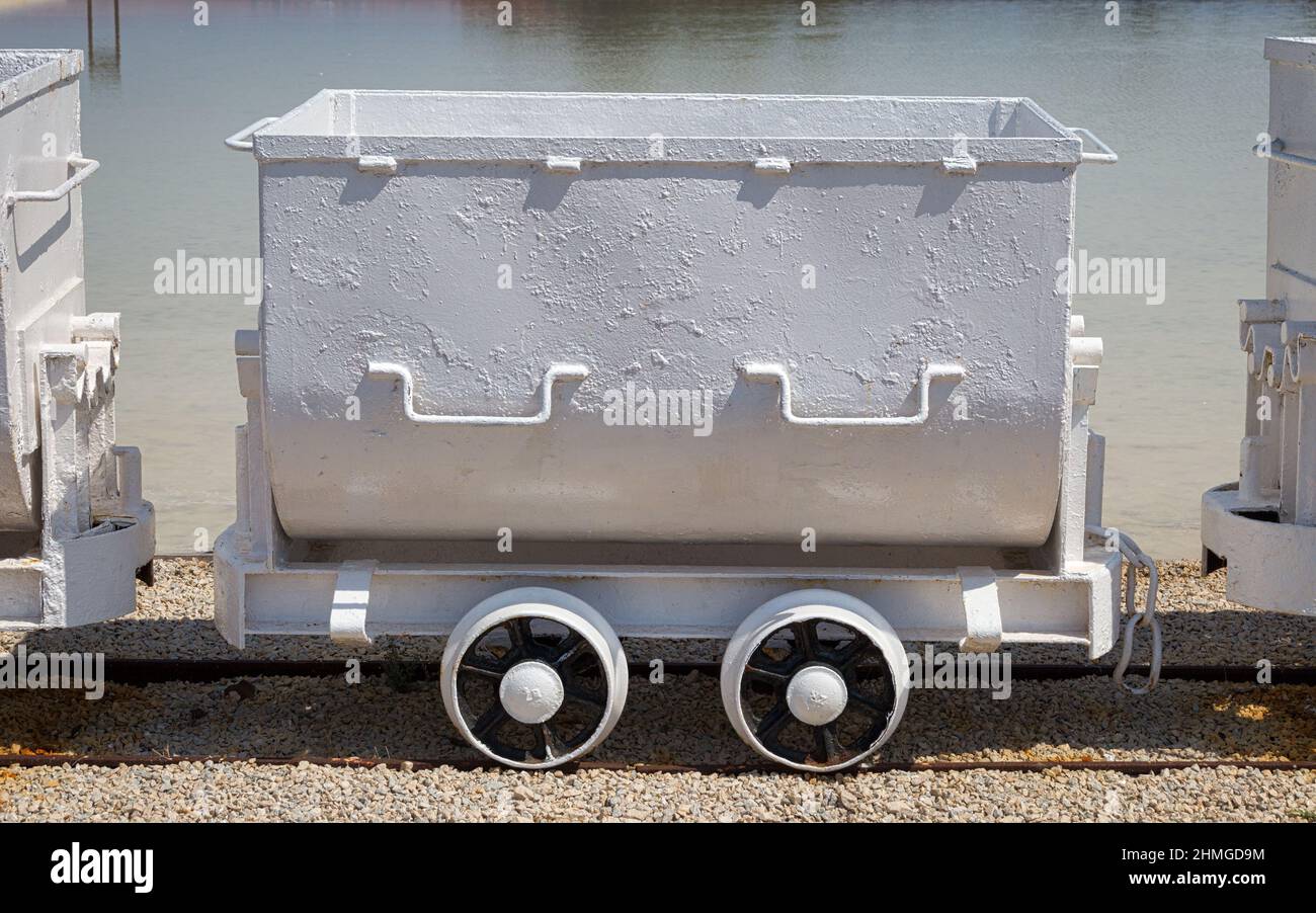 Carro per il trasporto di sale marino estratto. Foto Stock