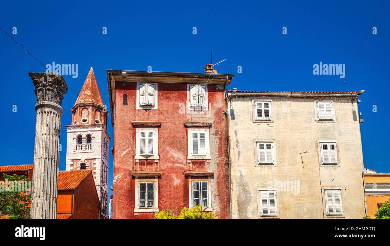 Edifici in Piazza Five Wells nel centro storico della città di Zara sul Mar Mediterraneo, Croazia, Europa. Foto Stock