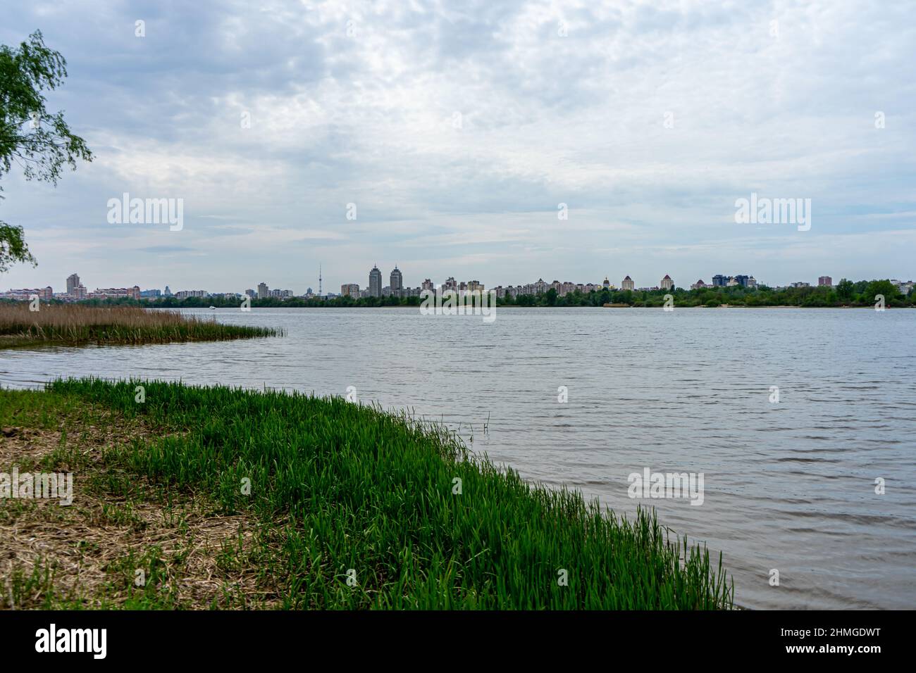 Vista panoramica del fiume Dnipro e la sua riva destra del quartiere di Obolon all'inizio della primavera, Kiev Foto Stock