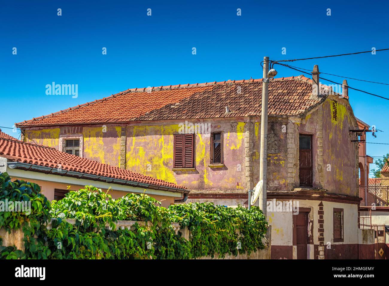Antica casa in pietra nel villaggio di Privlaka nella contea di Zara in  Croazia, Europa Foto stock - Alamy