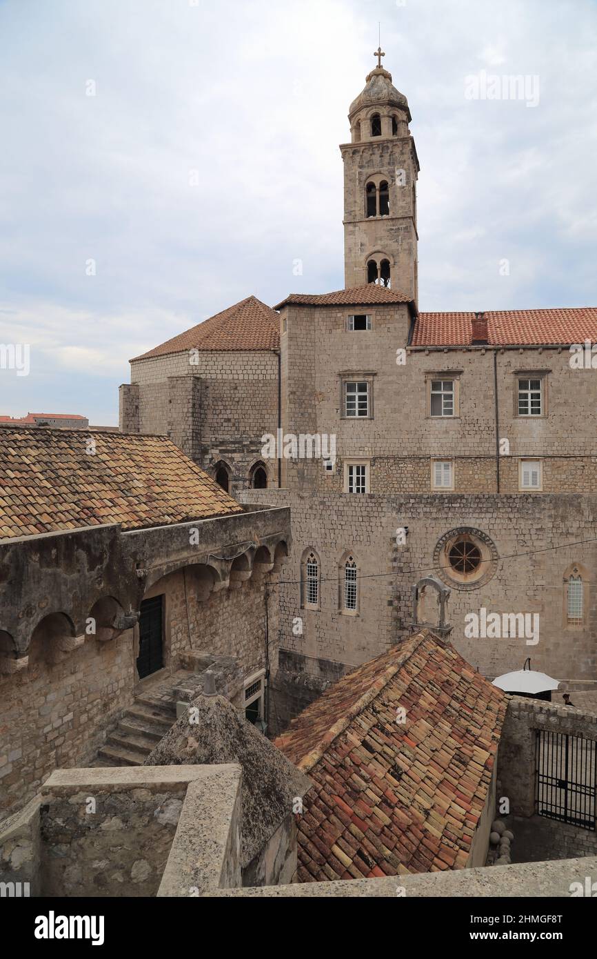 DUBROVNIK, CROAZIA - 8 SETTEMBRE 2016: Questa è una vista degli edifici e della chiesa del monastero Domenicano dalle mura della città. Foto Stock