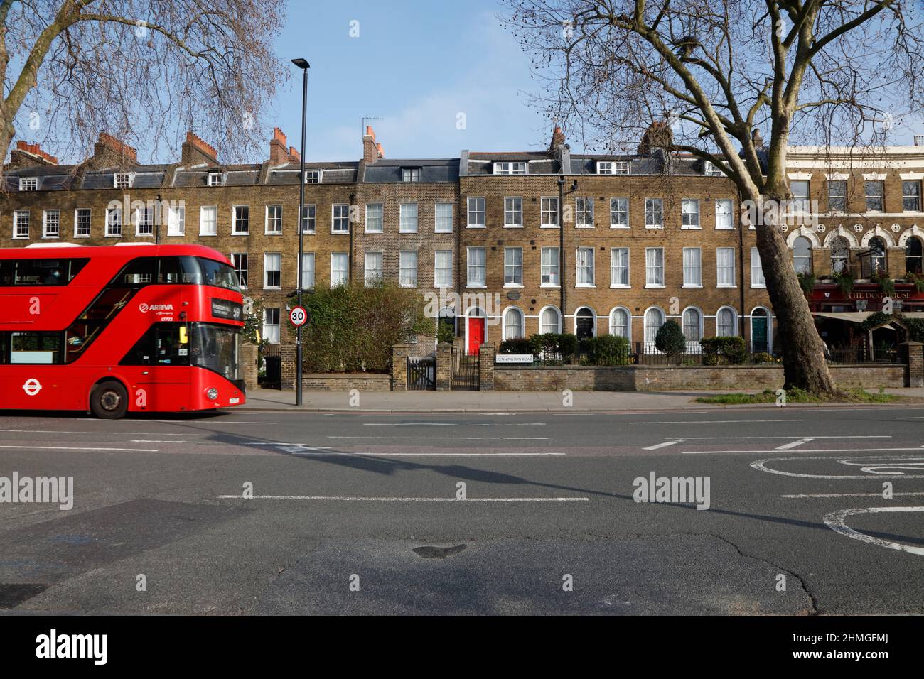 Nuovo autobus routemaster (n. 59) percorrendo Kennington Road (compresa la prima casa di Charlie Chaplin al n. 287), Kennington, Londra, Regno Unito Foto Stock