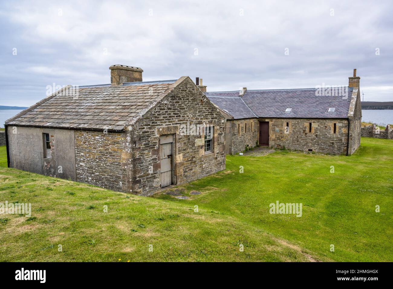 Le caserme si bloccano a Hackness Battery, le difese costiere costruite durante le guerre napoleoniche, a Hackness, South Walls Island, Orkney, Scozia, REGNO UNITO Foto Stock