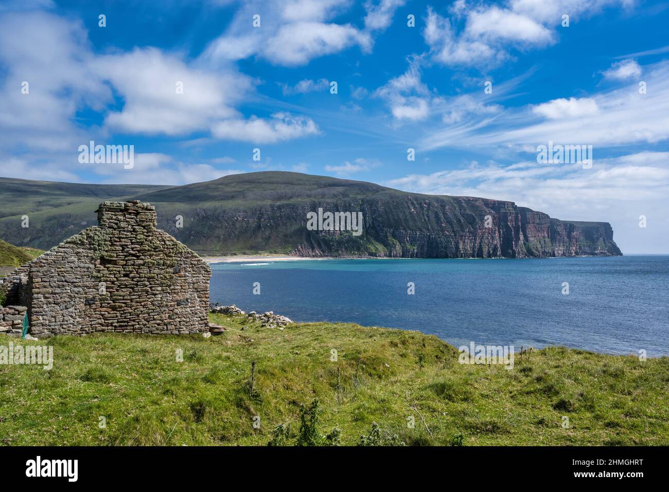 Cottage in rovina con vista sulla baia di Rackwick, Isola di Hoy, Orkney, Scozia, Regno Unito Foto Stock