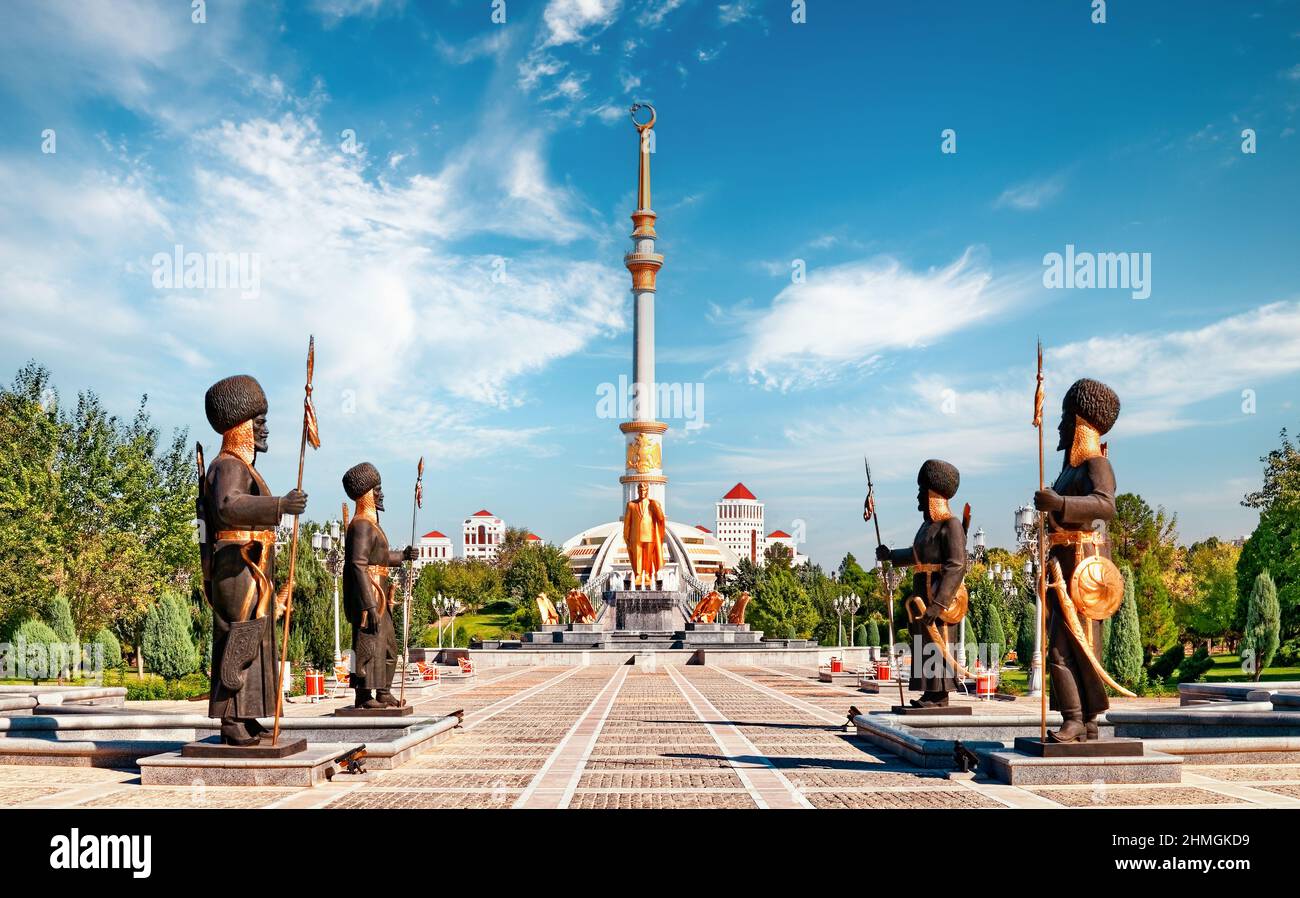Arco di Indipendenza al tramonto. Ashkhabad. Turkmenistan. Asia centrale Foto Stock