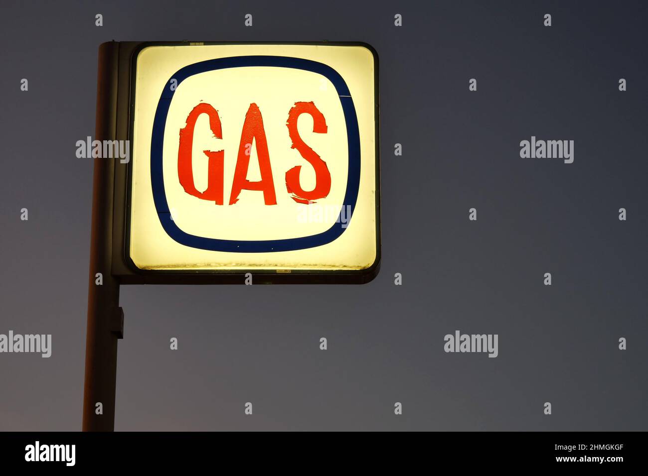 Italia, Toscana, Arezzo, 9 febbraio 2022 : nelle ultime settimane si è registrato un notevole aumento della benzina, del gas e di tutti i carburanti. Nella foto stazioni di benzina vicino alla città di Arezzo, Toscana. Foto © Daiano Cristini/Sintesi/Alamy Live News Foto Stock