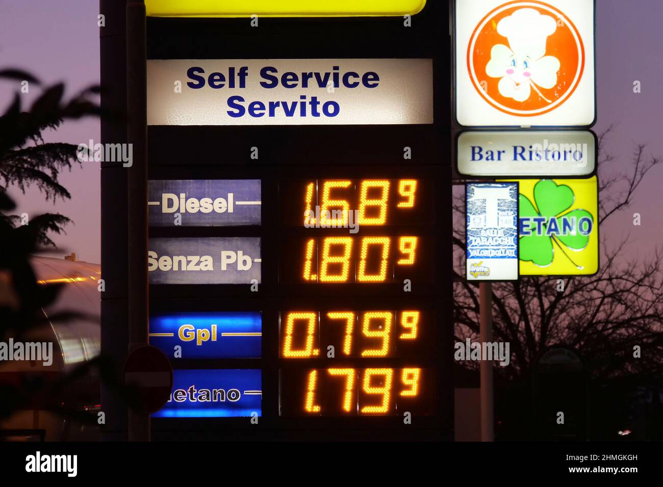Italia, Toscana, Arezzo, 9 febbraio 2022 : nelle ultime settimane si è registrato un notevole aumento della benzina, del gas e di tutti i carburanti. Nella foto stazioni di benzina vicino alla città di Arezzo, Toscana. Foto © Daiano Cristini/Sintesi/Alamy Live News Foto Stock