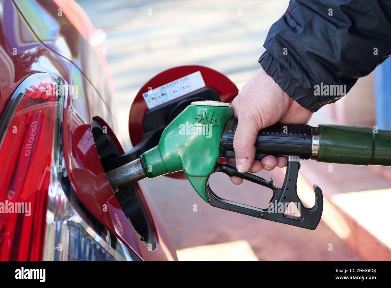 Italia, Toscana, Arezzo, 9 febbraio 2022 : nelle ultime settimane si è registrato un notevole aumento della benzina, del gas e di tutti i carburanti. Nella foto stazioni di benzina vicino alla città di Arezzo, Toscana. Foto © Daiano Cristini/Sintesi/Alamy Live News Foto Stock
