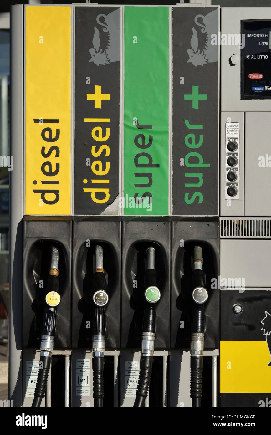 Italia, Toscana, Arezzo, 9 febbraio 2022 : nelle ultime settimane si è registrato un notevole aumento della benzina, del gas e di tutti i carburanti. Nella foto stazioni di benzina vicino alla città di Arezzo, Toscana. Foto © Daiano Cristini/Sintesi/Alamy Live News Foto Stock