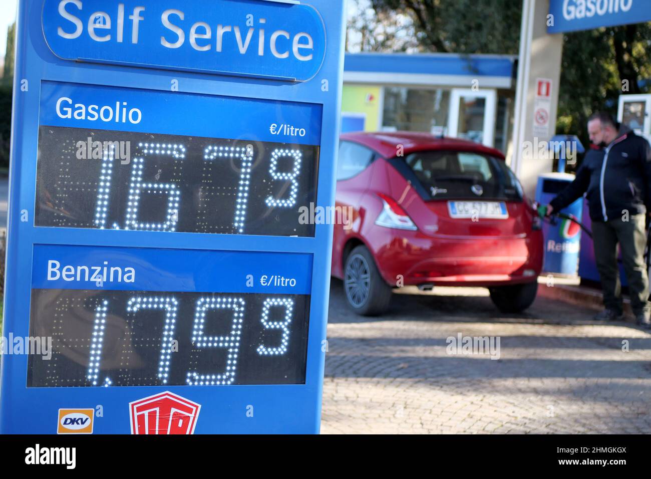 Italia, Toscana, Arezzo, 9 febbraio 2022 : nelle ultime settimane si è registrato un notevole aumento della benzina, del gas e di tutti i carburanti. Nella foto stazioni di benzina vicino alla città di Arezzo, Toscana. Foto © Daiano Cristini/Sintesi/Alamy Live News Foto Stock
