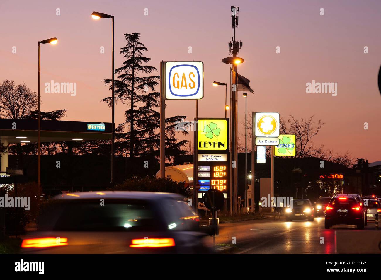 Italia, Toscana, Arezzo, 9 febbraio 2022 : nelle ultime settimane si è registrato un notevole aumento della benzina, del gas e di tutti i carburanti. Nella foto stazioni di benzina vicino alla città di Arezzo, Toscana. Foto © Daiano Cristini/Sintesi/Alamy Live News Foto Stock